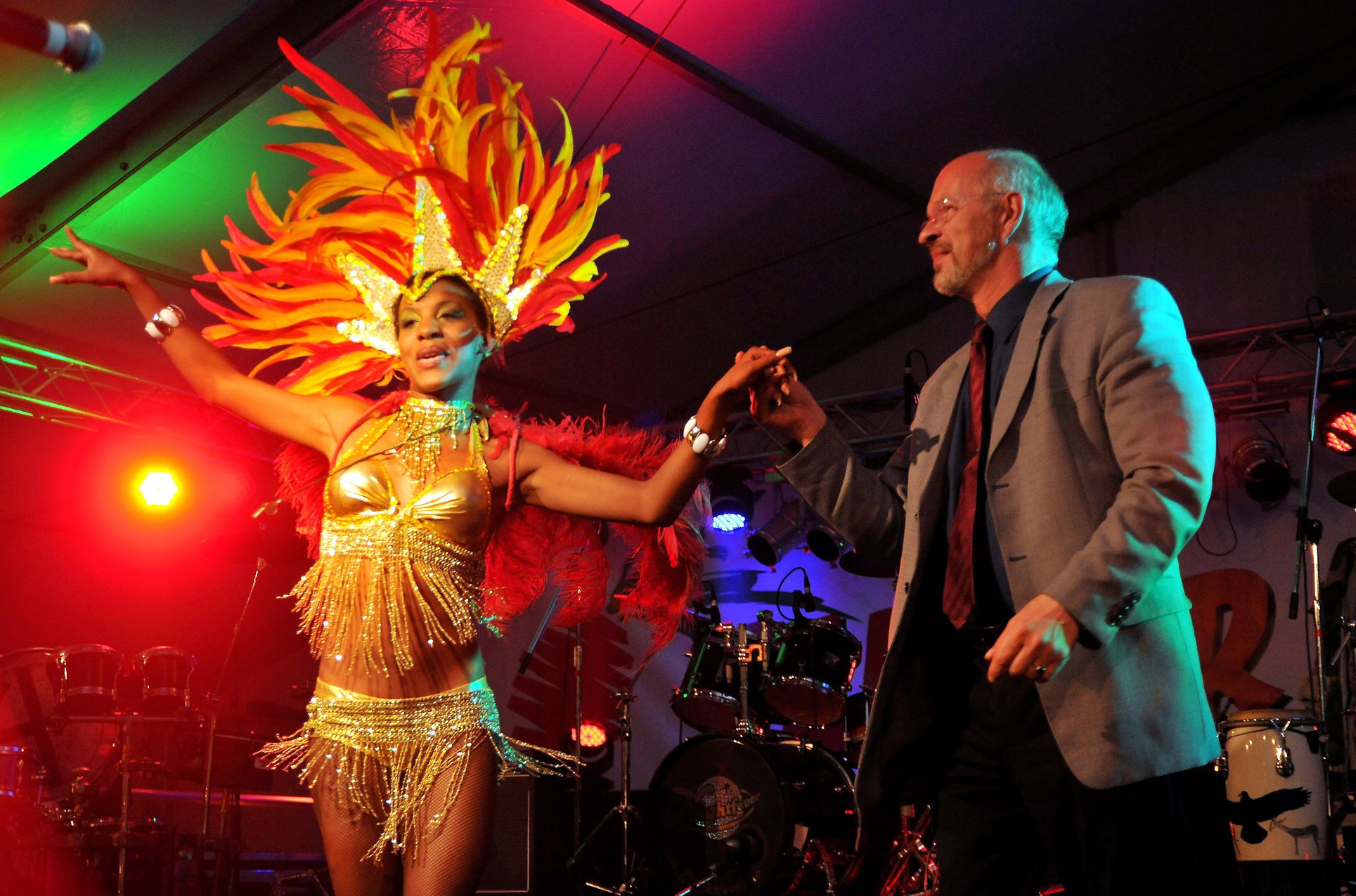 2011 begeisterte eine Samba-Show die Zuschauer, so auch den damaligen OB Volkmar Kunze. FOTO: MZ-ARCHIV/HARTMUT KRIMMER 2011 begeisterte eine Samba-Show die Zuschauer, so auch den damaligen OB Volkmar Kunze. FOTO: MZ-ARCHIV/HARTMUT KRIMMER