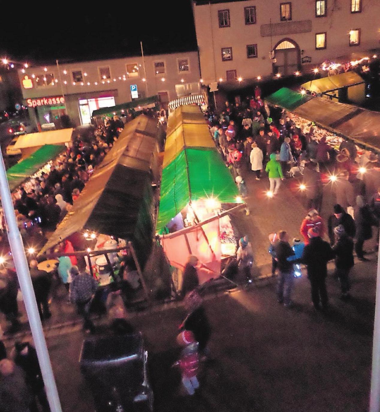 Die anheimelnden Lichter verbreiten echte Weihnachtsstimmung auf dem Thiersheimer Marktplatz. Die anheimelnden Lichter verbreiten echte Weihnachtsstimmung auf dem Thiersheimer Marktplatz.