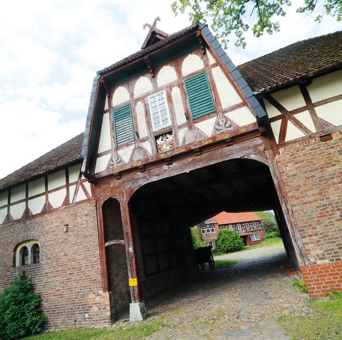 Die Hofeinfahrt lässt kaum erahnen, was für Schätze sich auf dem Grundstück befinden. Die Hofeinfahrt lässt kaum erahnen, was für Schätze sich auf dem Grundstück befinden.