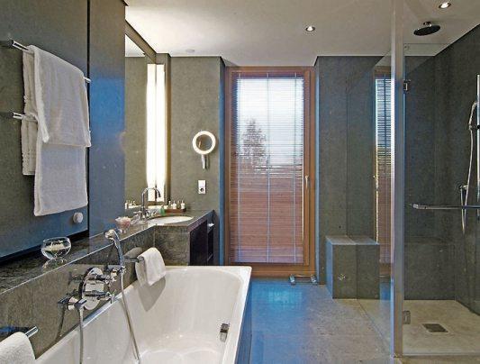 Gobain Weber GmbH Großformatige Fliesen lassen das Badezimmer elegant wirken. Bild: djd/Saint-Gobain Weber GmbH Gobain Weber GmbH Großformatige Fliesen lassen das Badezimmer elegant wirken. Bild: djd/Saint-Gobain Weber GmbH
