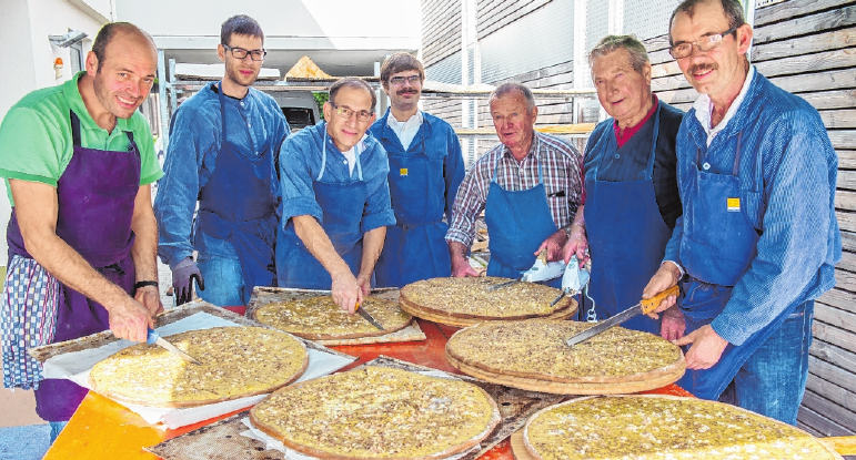 Plootz-Spezialitäten, Federweißer und Festzug gehören zum Erntedankfest. FOTOS: A. ANDERS Plootz-Spezialitäten, Federweißer und Festzug gehören zum Erntedankfest. FOTOS: A. ANDERS