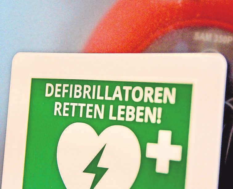 Effektiv: Der Automatisierte Externe Defibrillator (AED) der Björn Steiger Stiftung im Dorfgemeinschaftshaus Bredenbeck. Fotos (2): Johanniter/Schwarzenberger Effektiv: Der Automatisierte Externe Defibrillator (AED) der Björn Steiger Stiftung im Dorfgemeinschaftshaus Bredenbeck. Fotos (2): Johanniter/Schwarzenberger