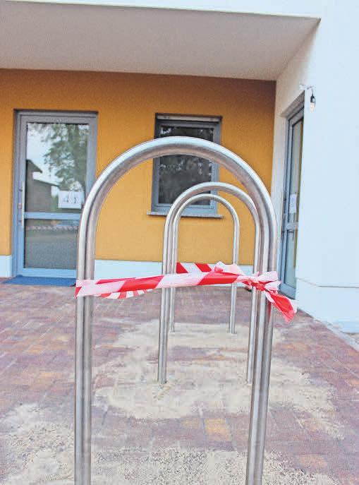 Fahrradständer stehen vor dem Wohnhaus. Fahrradständer stehen vor dem Wohnhaus.