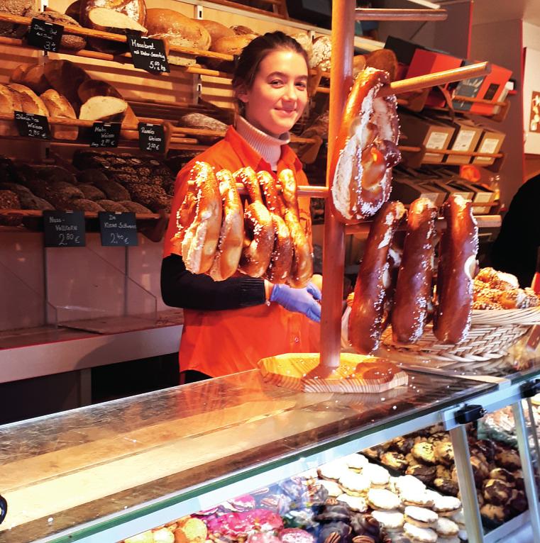 Helena Hamann bietet am Stand der Landbäckerei Kase frische Brot- und Backwaren an Fotos: jae