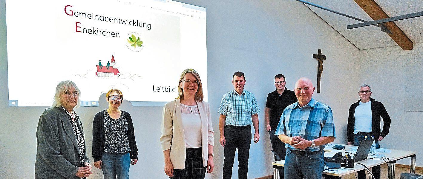 Sie haben sich der Dorferneuerung verschrieben: Hildegard Suyter-Bruglachner, Susanne Schmid, Martina Keßler, Bürgermeister Günter Gamisch, Andreas Karmann, Georg Schmid und Gerd Kaufmann (von links). Sie haben sich der Dorferneuerung verschrieben: Hildegard Suyter-Bruglachner, Susanne Schmid, Martina Keßler, Bürgermeister Günter Gamisch, Andreas Karmann, Georg Schmid und Gerd Kaufmann (von links).