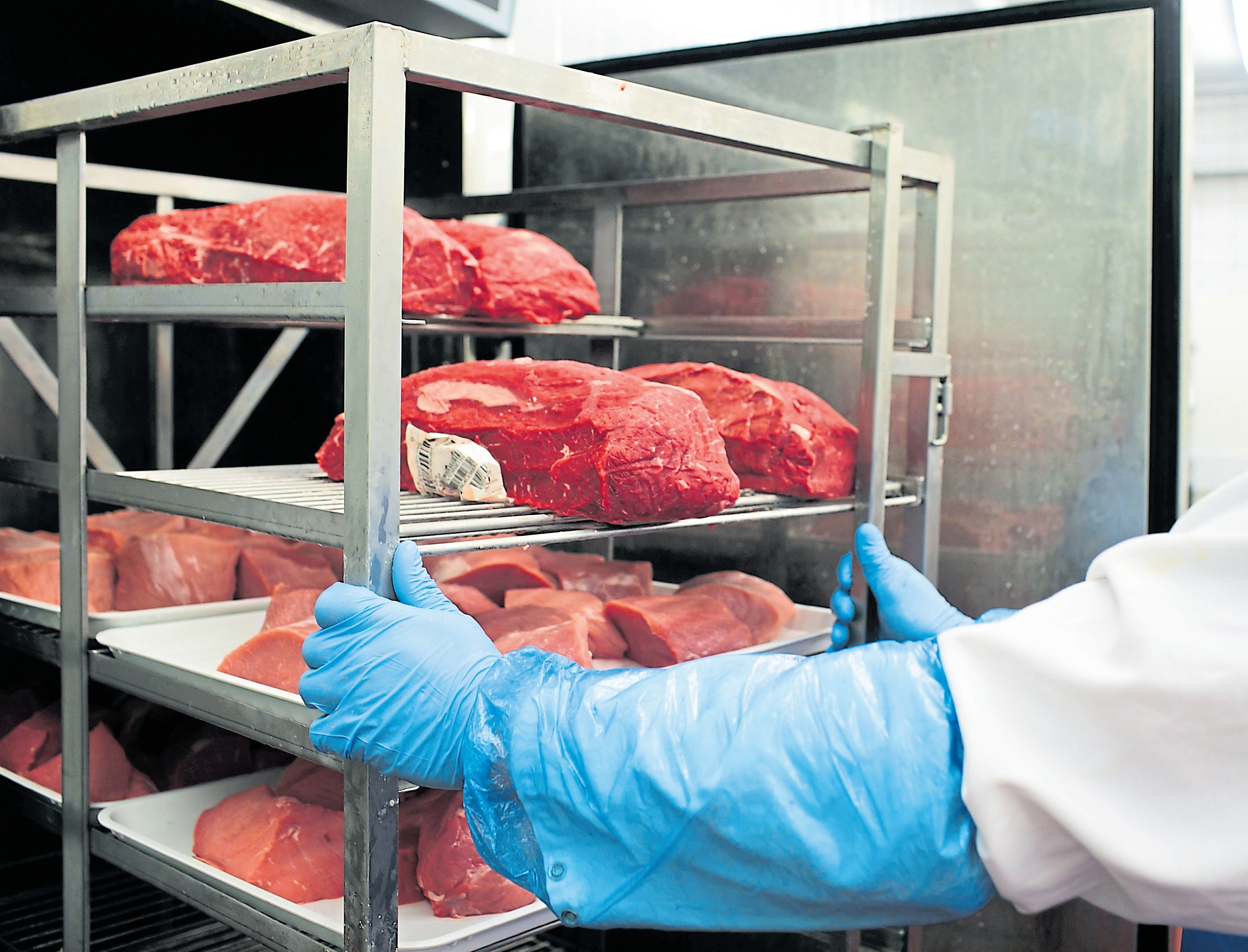 Jedes Stück Rindfleisch lässt sich zu jeder Zeit per Barcode zu dem jeweiligen Tier sowie dem Erzeuger zurückverfolgen. Jedes Stück Rindfleisch lässt sich zu jeder Zeit per Barcode zu dem jeweiligen Tier sowie dem Erzeuger zurückverfolgen.