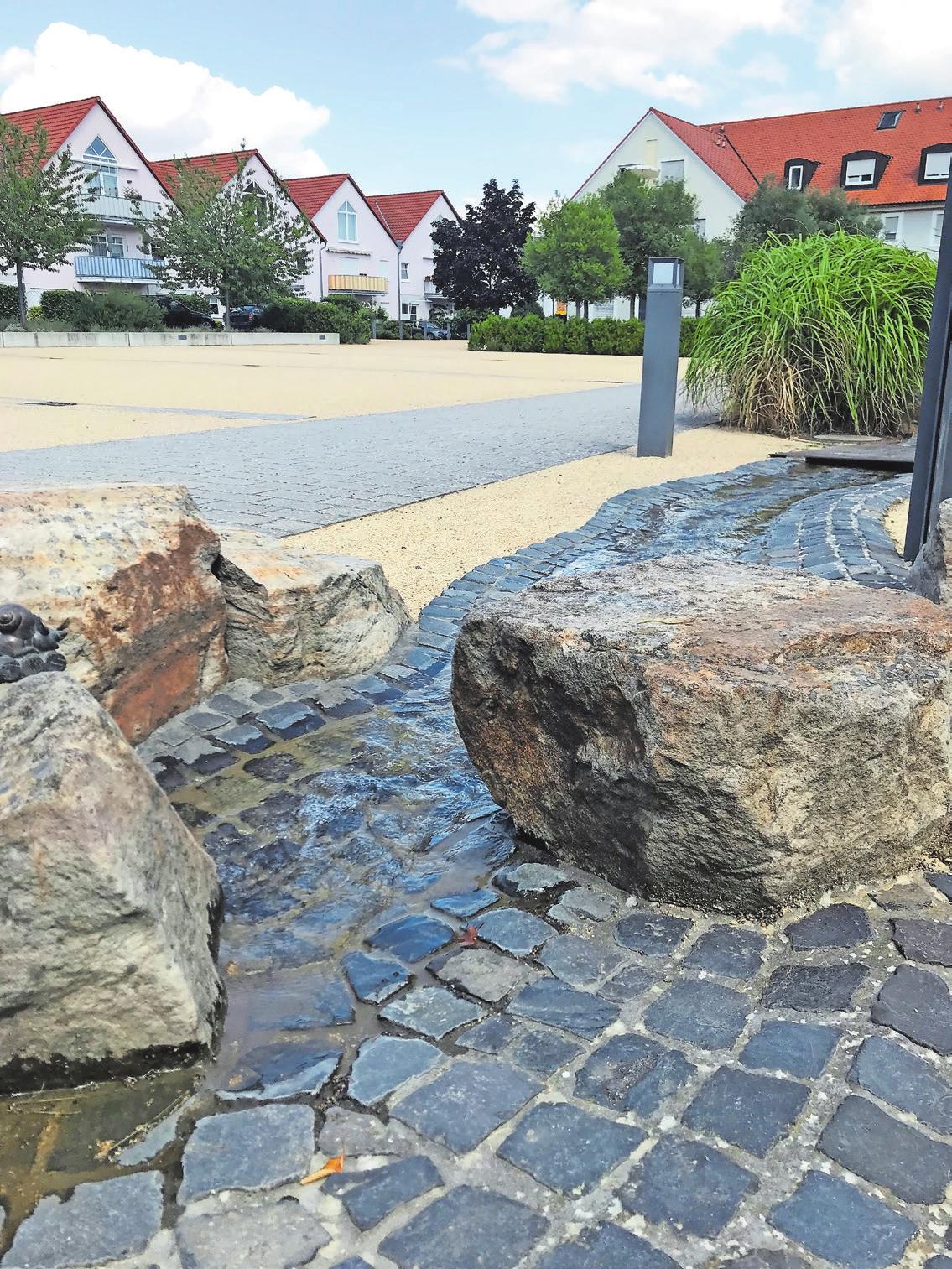 Die Diedesfelder mussten lange auf ihren Dorfplatz warten, ehe er, mit kleinem Wasserlauf, endlich gebaut wurde. Foto: ffg Die Diedesfelder mussten lange auf ihren Dorfplatz warten, ehe er, mit kleinem Wasserlauf, endlich gebaut wurde. Foto: ffg
