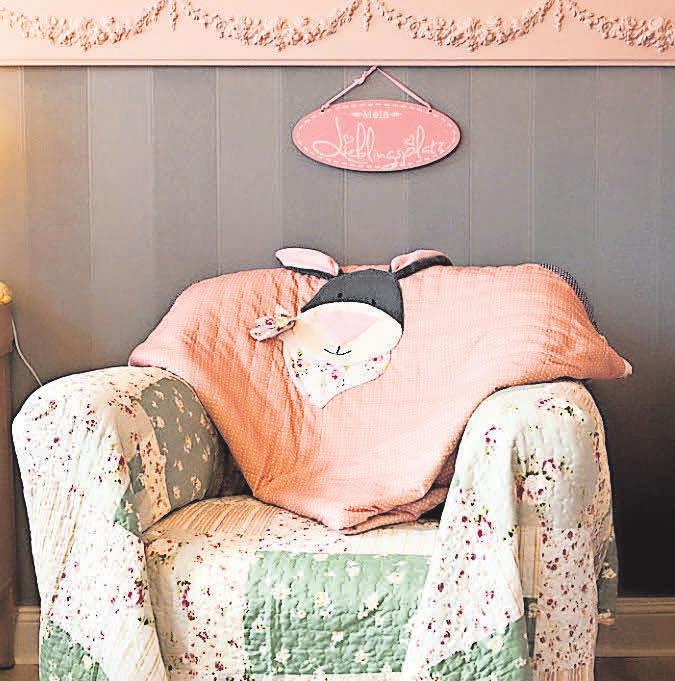 Der Sessel ergänzt den Raum mit englischer Papiertapete und Zierprofilen perfekt. FOTOS: TORBEN SCHRÖTER Der Sessel ergänzt den Raum mit englischer Papiertapete und Zierprofilen perfekt. FOTOS: TORBEN SCHRÖTER