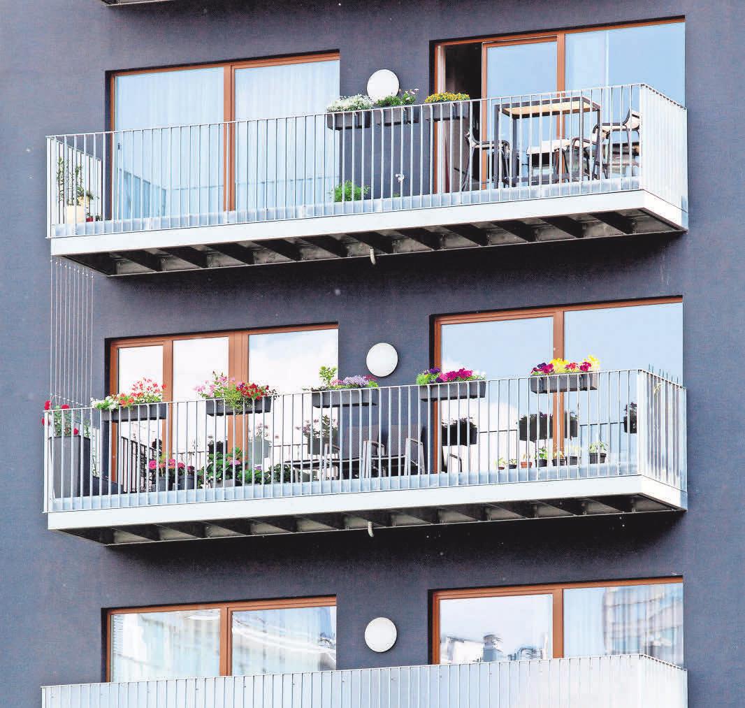 Breite Schiebefenster machen den Zugang zum Balkon einfach und lassen zudem viel Licht in die Wohnung. Foto: Bodo Marks/dpa-tmn Breite Schiebefenster machen den Zugang zum Balkon einfach und lassen zudem viel Licht in die Wohnung. Foto: Bodo Marks/dpa-tmn
