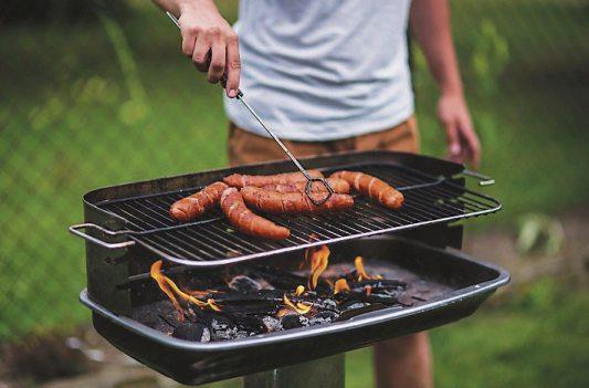 Neben den Klassikern „der Roten“ und saftigem Steak gibt es noch viele weitere Grillspezialitäten beim Metzger zu entdecken. Archivbild: A. Raths - stock.adobe.com