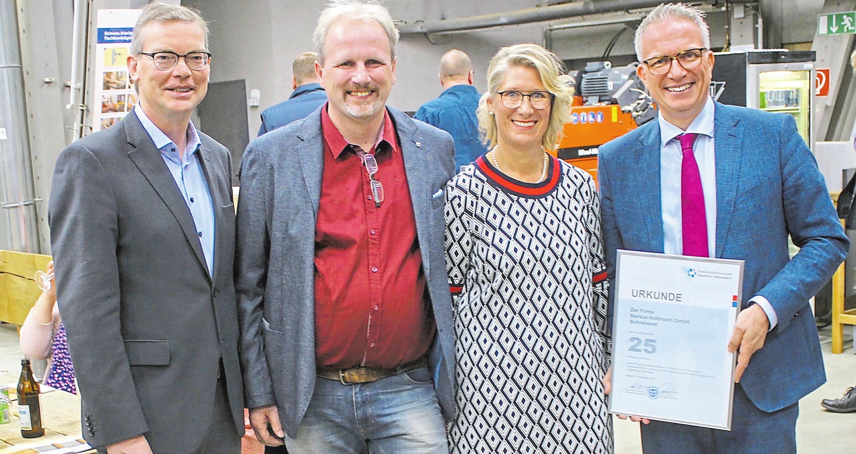 Markus und Elke Holtmann (Mitte) mit Alfred Engeler und Frank Tischner von der Kreishandwerkerschaft. Markus und Elke Holtmann (Mitte) mit Alfred Engeler und Frank Tischner von der Kreishandwerkerschaft.