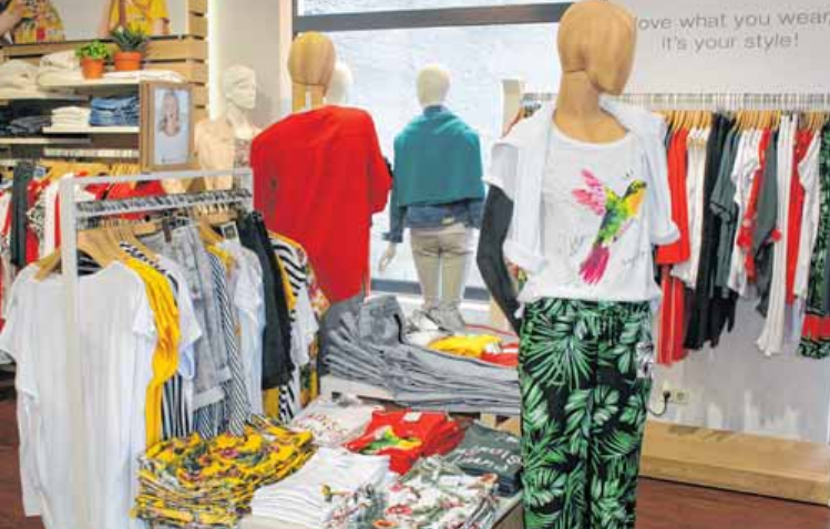 Bunte Farben und schöne Designs prägen die Sommermode der Saison 2019 bei Mode-City. FOTOS: STEPHAN AUGAT Bunte Farben und schöne Designs prägen die Sommermode der Saison 2019 bei Mode-City. FOTOS: STEPHAN AUGAT