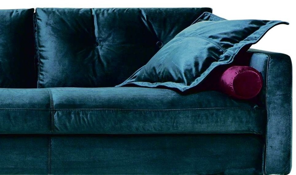 Samt als Bezugsstoff für Sofas ist sehr modern. Er wirkt stets elegant und in einer knalligen Farbe auch sehr individuell. Foto: Wabeno/Adobe Stock