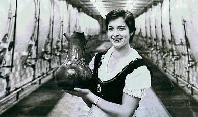 Anita Weiße war von 1980 bis 1982 Freyburger Weinkönigin. In ihrem ersten Amtsjahr wurde das Fest kurzfristig abgesagt, da es an Veranstaltungszelten mangelte. FOTOS: PRIVAT Anita Weiße war von 1980 bis 1982 Freyburger Weinkönigin. In ihrem ersten Amtsjahr wurde das Fest kurzfristig abgesagt, da es an Veranstaltungszelten mangelte. FOTOS: PRIVAT