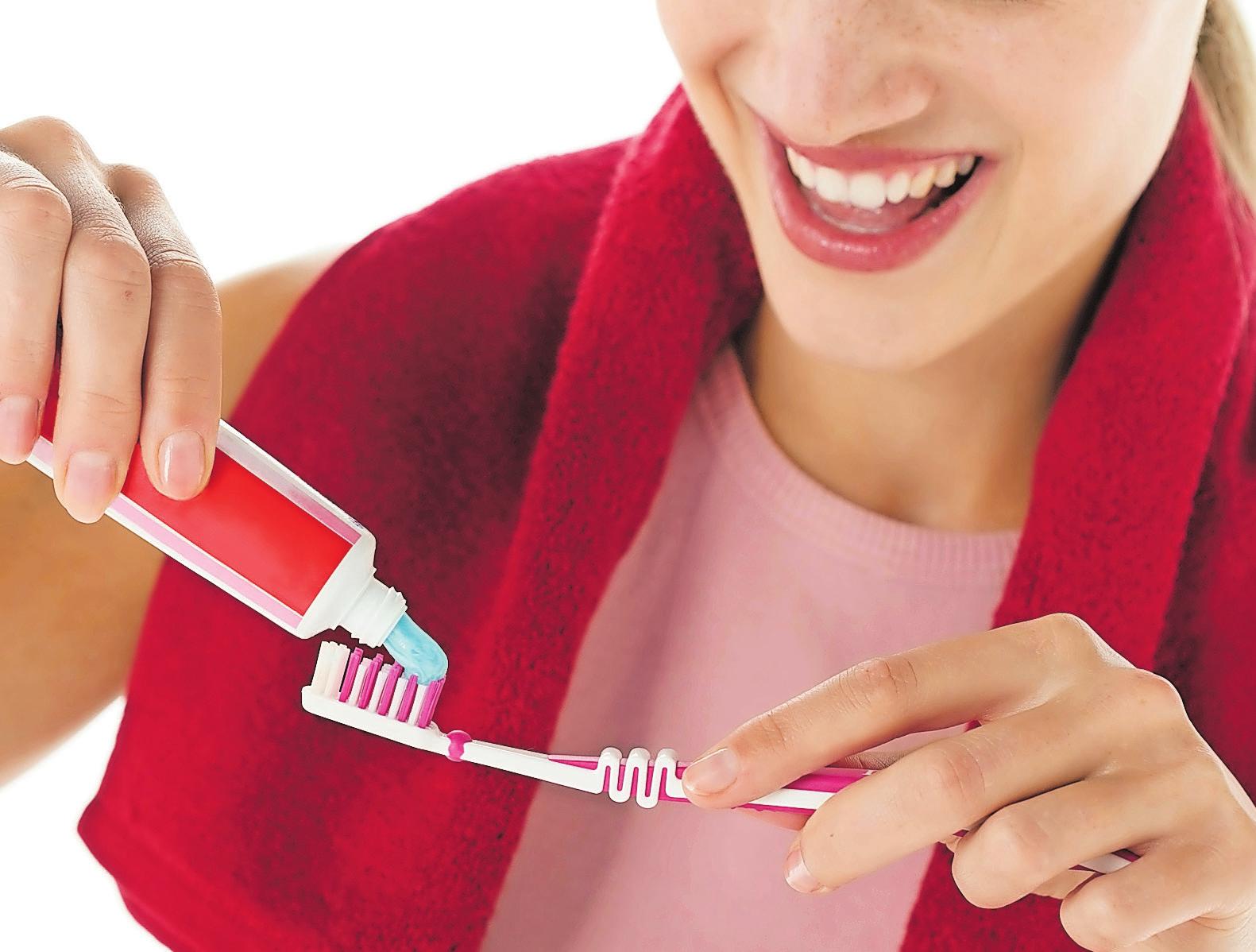 Zweimal am Tag sollte man für mindestens je drei Minuten die Zähne reinigen. Die Zahncreme sollte Fluoride enthalten. Einmal am Tag sollten die Zahnzwischenräume zudem entweder mit Zahnseide oder mit Interdentalbürsten gereinigt werden. Foto: prodente e.V Zweimal am Tag sollte man für mindestens je drei Minuten die Zähne reinigen. Die Zahncreme sollte Fluoride enthalten. Einmal am Tag sollten die Zahnzwischenräume zudem entweder mit Zahnseide oder mit Interdentalbürsten gereinigt werden. Foto: prodente e.V