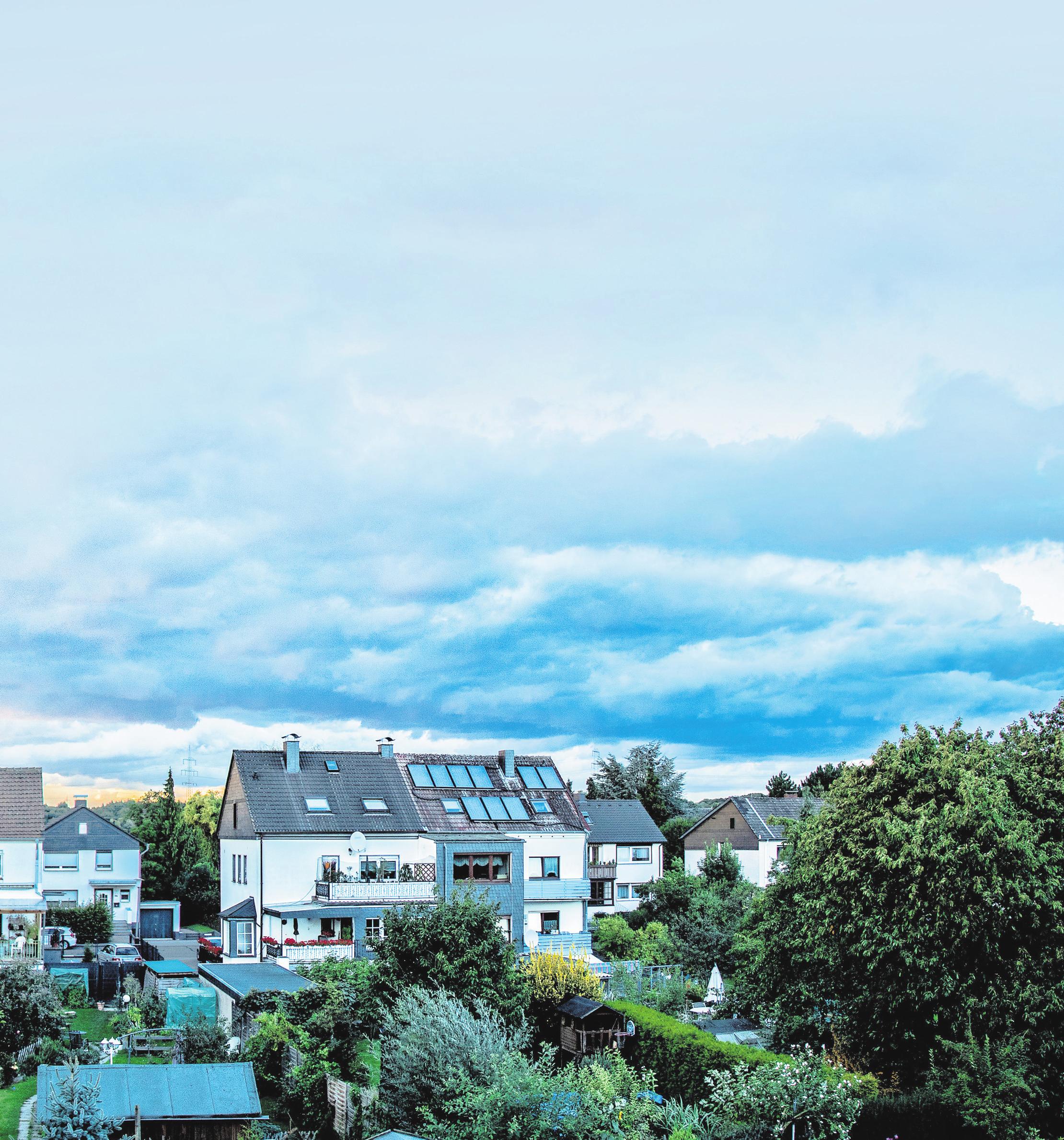 Zieht ein Unwetter auf, sind Hausbesitzer oft besorgt – durchaus zu Recht, wie Versicherer meinen. FOTO: STOCK.ADOBE.COM/DG-FOTOGRAFIE Zieht ein Unwetter auf, sind Hausbesitzer oft besorgt – durchaus zu Recht, wie Versicherer meinen. FOTO: STOCK.ADOBE.COM/DG-FOTOGRAFIE