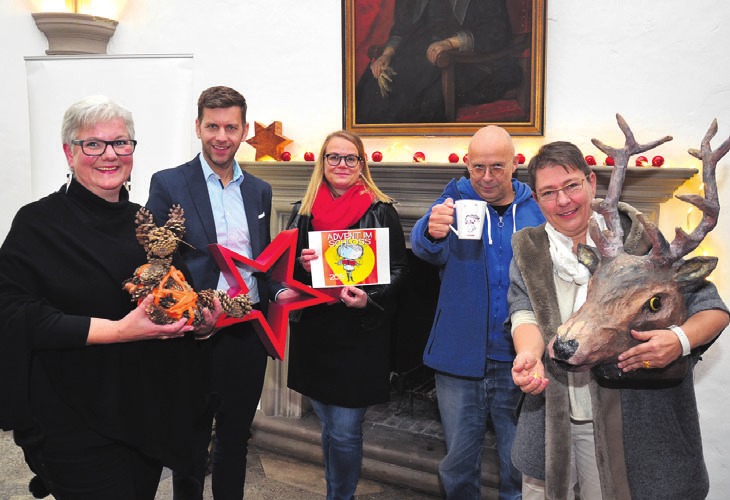 Kündigten den Advent im Schloss an: Monika Kiekenap-Wilhelm, Dennis Weilmann, Ingrid Quatz, Ali Altschaffel und Ingrid Eichstädt. Kündigten den Advent im Schloss an: Monika Kiekenap-Wilhelm, Dennis Weilmann, Ingrid Quatz, Ali Altschaffel und Ingrid Eichstädt.