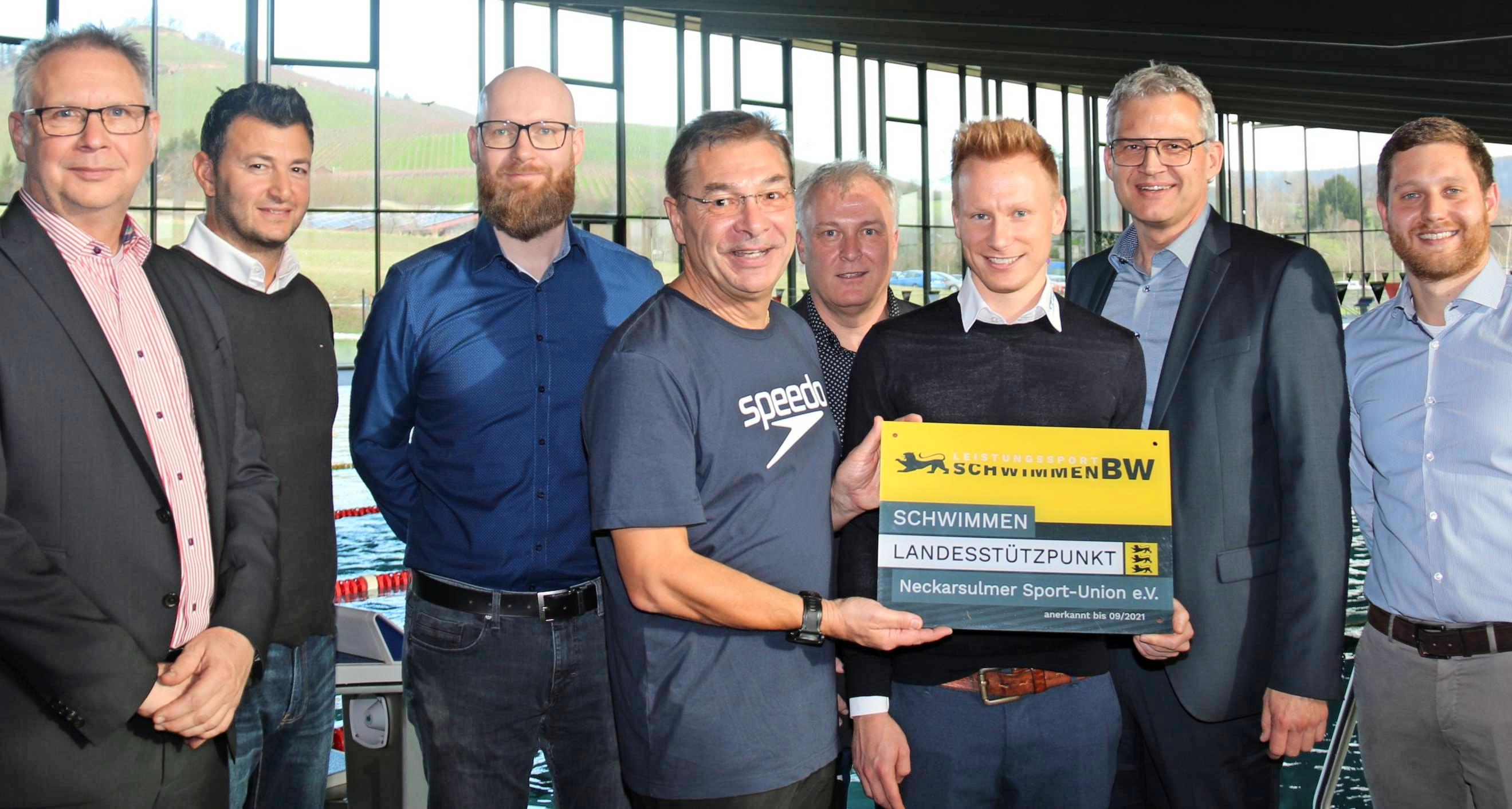 Übergabe der Auszeichnung im Aquatoll-Sportbad: (v. li.) Kultur- und Sportamtsleiter Frank Borth, Dr. Farshid Shami, Leitender Landestrainer, Aquatoll-Werkleiter Lars Nielsen, NSU-Abteilungsleiter Uwe Schuster, Leistungssportdirektor Hans-Wolfgang Döttling, NSU-Geschäftsführer Kai Stettner, OB Steffen Hertwig und NSU-Vorstandsmitglied Christian Hirschmann. Foto: snp Übergabe der Auszeichnung im Aquatoll-Sportbad: (v. li.) Kultur- und Sportamtsleiter Frank Borth, Dr. Farshid Shami, Leitender Landestrainer, Aquatoll-Werkleiter Lars Nielsen, NSU-Abteilungsleiter Uwe Schuster, Leistungssportdirektor Hans-Wolfgang Döttling, NSU-Geschäftsführer Kai Stettner, OB Steffen Hertwig und NSU-Vorstandsmitglied Christian Hirschmann. Foto: snp