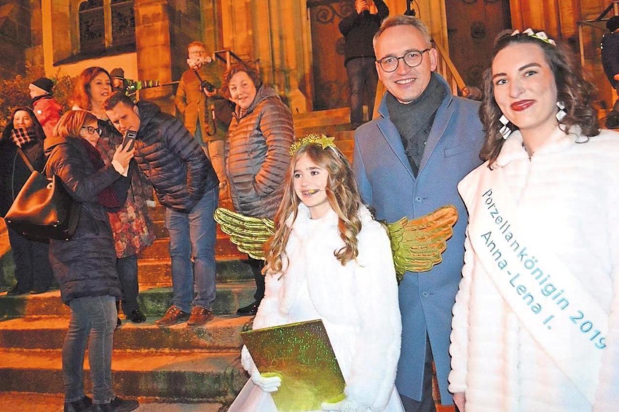 Feierlich eröffneten Oberbürgermeister Ulrich Pötzsch, das Selber Christkind und die Porzellankönign zum 1. Advent die Selber Porzellanweihnacht. Bis Sonntag noch lädt die Budenstadt zu frohen Stunden. Feierlich eröffneten Oberbürgermeister Ulrich Pötzsch, das Selber Christkind und die Porzellankönign zum 1. Advent die Selber Porzellanweihnacht. Bis Sonntag noch lädt die Budenstadt zu frohen Stunden.