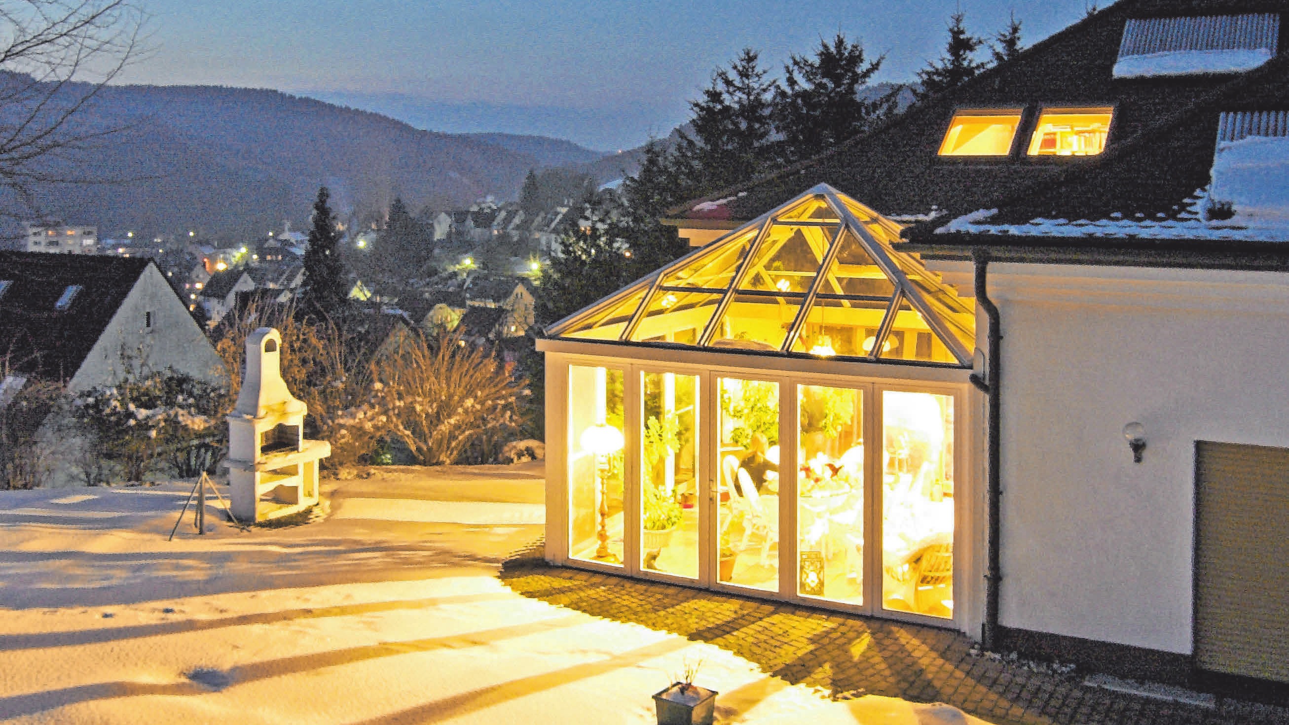 Im Winter ist der Wohnwintergarten ein echter Hingucker. FOTO: DJD/SONNE-AM-HAUS.DE Im Winter ist der Wohnwintergarten ein echter Hingucker. FOTO: DJD/SONNE-AM-HAUS.DE