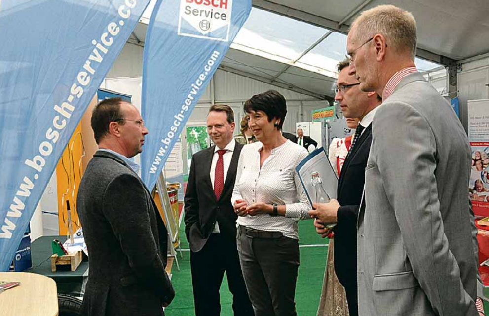Am Stand informiert der Geschäftsführer die Besucher. Fotos: Gerhard Block Am Stand informiert der Geschäftsführer die Besucher. Fotos: Gerhard Block