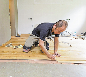 Geringer Verlegeverschnitt: am besten an der längsten geraden Wand beginnen. FOTO: DPA Geringer Verlegeverschnitt: am besten an der längsten geraden Wand beginnen. FOTO: DPA