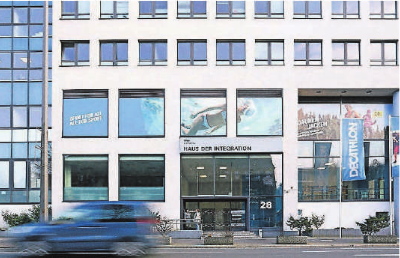 Die Ausländerbehörde, die Abteilung Wirtschaftliche Hilfen und das Kommunale Integrationszentrum sowie das Jobcenter und die Arbeitsagentur befinden sich alle im Haus der Integration. Die Ausländerbehörde, die Abteilung Wirtschaftliche Hilfen und das Kommunale Integrationszentrum sowie das Jobcenter und die Arbeitsagentur befinden sich alle im Haus der Integration.