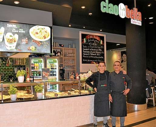 Nico Funke und Vater Gian Paolo Carta sorgen für gute Laune beim Essen und bringen italienisches Flair in den Sophienhof. FOTO:REG Nico Funke und Vater Gian Paolo Carta sorgen für gute Laune beim Essen und bringen italienisches Flair in den Sophienhof. FOTO:REG