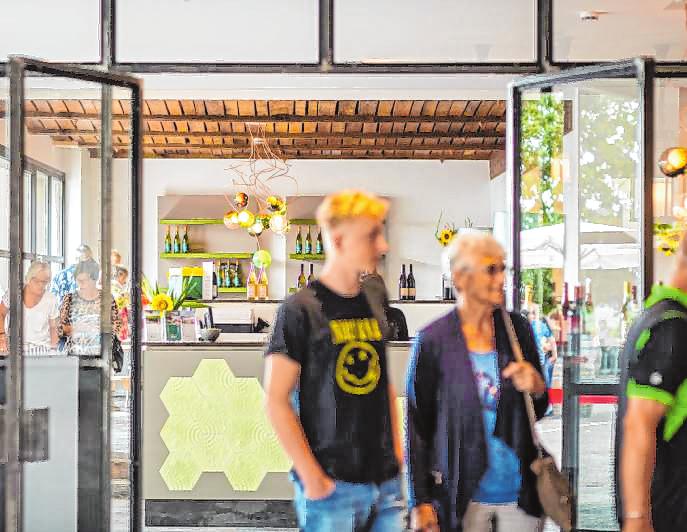 In der neuen Vinothek Unique können die Besucher bummeln und gesellige Stunden erleben. Bild: Weinland Königsbach-Neustadt In der neuen Vinothek Unique können die Besucher bummeln und gesellige Stunden erleben. Bild: Weinland Königsbach-Neustadt