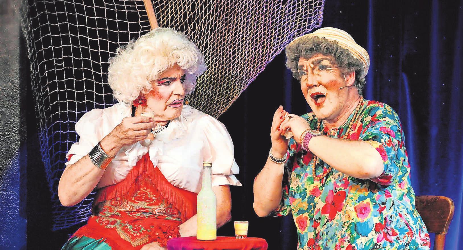 Der Auftritt der Bösen Schwestern musste in den September verlegt werden (Bild links). Piero Masztalerz mit seiner „Live Cartoon Show“ ist verlegt auf den 28. August (Bild rechts). Fotos: Marianne Schneider/privat Der Auftritt der Bösen Schwestern musste in den September verlegt werden (Bild links). Piero Masztalerz mit seiner „Live Cartoon Show“ ist verlegt auf den 28. August (Bild rechts). Fotos: Marianne Schneider/privat