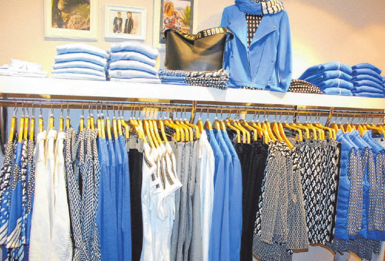 Frisch eingetroffen bei Gabriele Schwarz Mode & Accessoires: Die neue Herbstkollektion mit ihren kräftigen Farben. Frisch eingetroffen bei Gabriele Schwarz Mode & Accessoires: Die neue Herbstkollektion mit ihren kräftigen Farben.