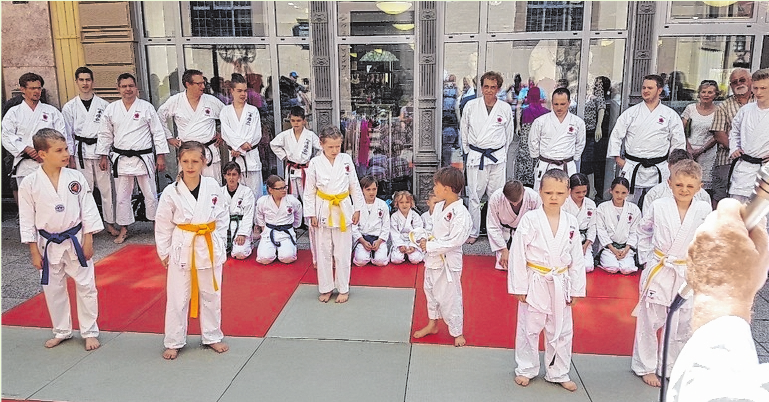 Die Schüler der Ken-Yu-Kai Karateschule Haberzettl, präsentieren am Sonntag, 16. Juni, ihre Kampfsport-Künste auf dem Marktplatz. FOTOS: PRO BAD KISSINGEN Die Schüler der Ken-Yu-Kai Karateschule Haberzettl, präsentieren am Sonntag, 16. Juni, ihre Kampfsport-Künste auf dem Marktplatz. FOTOS: PRO BAD KISSINGEN