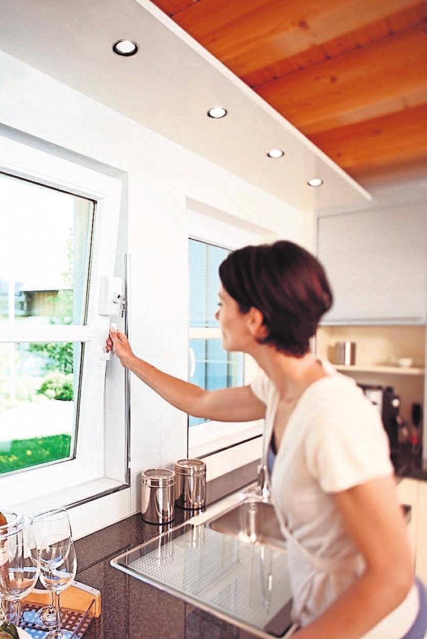 Moderne Funkalarmanlagen sind in der Lage, eine elektronische Alarmierung mit mechanischer Sicherheitstechnik zu kombinieren. Foto: djd/aba Moderne Funkalarmanlagen sind in der Lage, eine elektronische Alarmierung mit mechanischer Sicherheitstechnik zu kombinieren. Foto: djd/aba