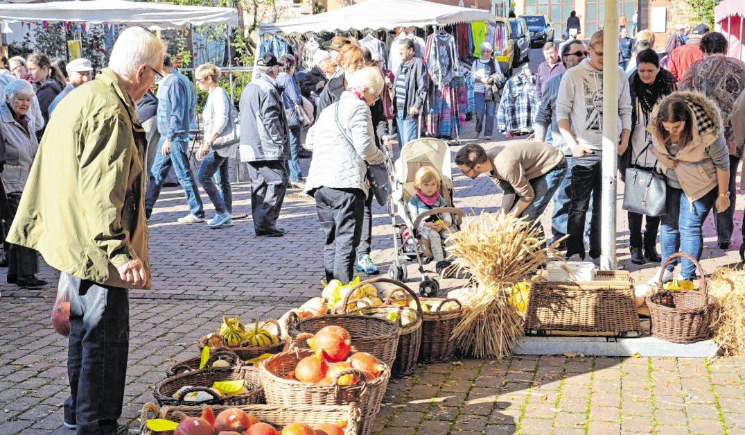 Die Direktvermarkter bieten beim Wendelinumsmarkt ihre Waren an. BILD: INGRID EIRICH-SCHAAB