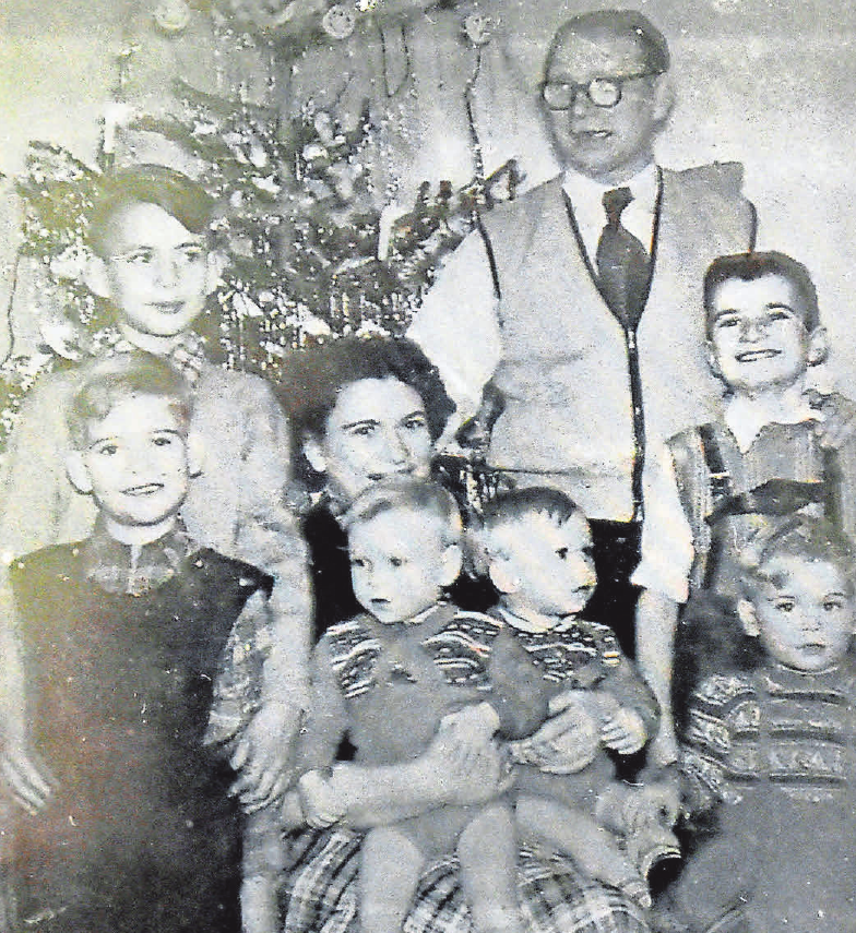 Kindheitserinnerung mit Seltenheitswert: Dies ist das einzige Foto der ganzen Familie Werner vor dem mit Lametta behängten Christbaum. Foto: hfr Kindheitserinnerung mit Seltenheitswert: Dies ist das einzige Foto der ganzen Familie Werner vor dem mit Lametta behängten Christbaum. Foto: hfr