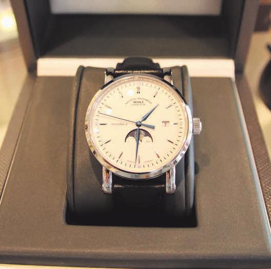 Die Teutonia IV Mondphase von Mühle-Glashütte ist mehr als ein Zeitmesser. Die edle Uhr gibt den Blick auf den blauen Jubiläumsrotor frei. Die Teutonia IV Mondphase von Mühle-Glashütte ist mehr als ein Zeitmesser. Die edle Uhr gibt den Blick auf den blauen Jubiläumsrotor frei.
