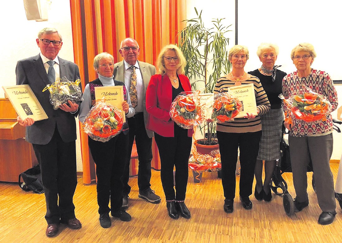 Ehrung für Mitgliedschaft und aktive Sängerinnen: Werner Rohrbach, Sieglinde Scholz, Helmut Meier, Vorsitzender des Wolfsburger Chorverbandes, der die Ehrungen vornahm, Sybille Coors, Barbara Gärtner, Ulrike Rohrbach und Karin Schulz (von links: privat). Ehrung für Mitgliedschaft und aktive Sängerinnen: Werner Rohrbach, Sieglinde Scholz, Helmut Meier, Vorsitzender des Wolfsburger Chorverbandes, der die Ehrungen vornahm, Sybille Coors, Barbara Gärtner, Ulrike Rohrbach und Karin Schulz (von links: privat).