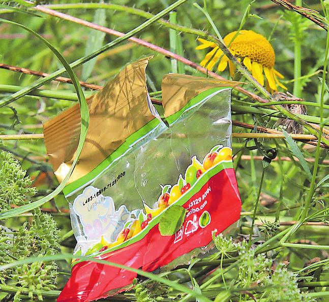 Bonbonpapier, Schokoriegelverpackungen und Gummibärchentüten findet man praktisch immer entlang von Wanderwegen. Bonbonpapier, Schokoriegelverpackungen und Gummibärchentüten findet man praktisch immer entlang von Wanderwegen.