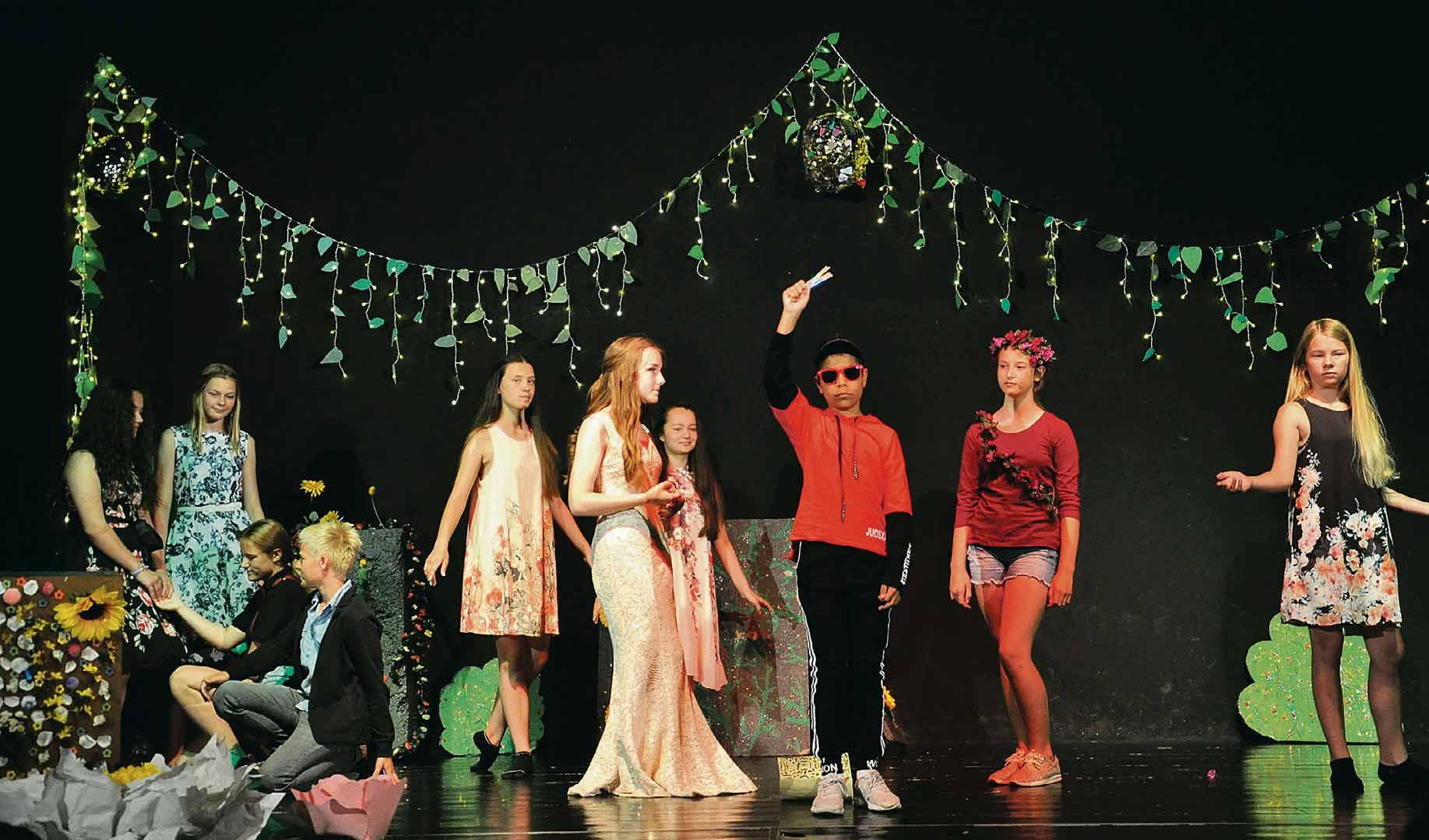 Abseits des Unterrichts stellen die jungen Weltbürger der Ecole auch eigene Theaterstücke auf die Beine. In diesem Sommer zeigten sie „Ein Mittsommernachtstraum“ von William Shakespeare. Foto: Hoang Lan Dinh Abseits des Unterrichts stellen die jungen Weltbürger der Ecole auch eigene Theaterstücke auf die Beine. In diesem Sommer zeigten sie „Ein Mittsommernachtstraum“ von William Shakespeare. Foto: Hoang Lan Dinh