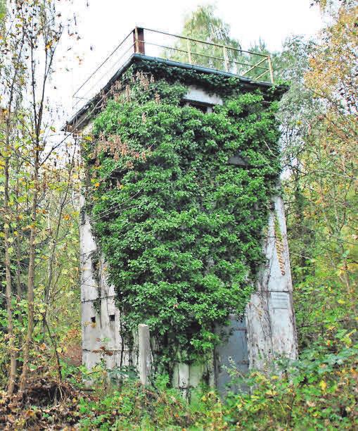 Relikt aus vergangenen Zeiten: Dieser Grenzturm steht im Wald bei Pötenitz – lebendiges Grün umarmt Beton. FOTO: ANNETT MEINKE Relikt aus vergangenen Zeiten: Dieser Grenzturm steht im Wald bei Pötenitz – lebendiges Grün umarmt Beton. FOTO: ANNETT MEINKE