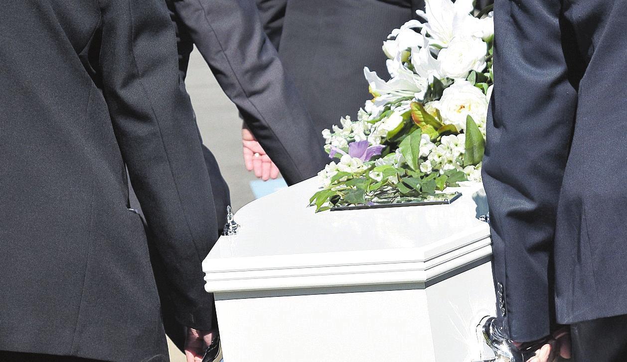 Wenn das Kind es möchte, kann es mit zur Beerdigung gehen und später das Grab des Familienmitgliedes besuchen. FOTO: PIXABAY