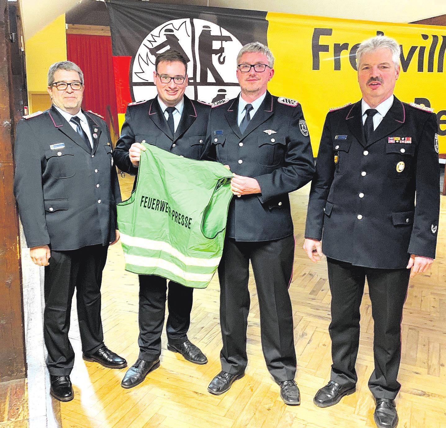 Stellvertretender Stadtbrandmeister André Sonntag (von links), der neue Pressewart Theo Gehnke, sein Vorgänger Tobias Laux und Stadtbrandmeister Michael Sander. Foto: privat Stellvertretender Stadtbrandmeister André Sonntag (von links), der neue Pressewart Theo Gehnke, sein Vorgänger Tobias Laux und Stadtbrandmeister Michael Sander. Foto: privat