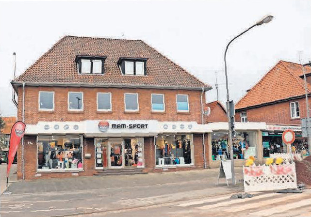 Parkplätze vor dem Haus, doch danach beginnt die Baustelle. Noch bis März wird mam-sport nur aus einer Richtung mit dem Auto zu erreichen sein. Parkplätze vor dem Haus, doch danach beginnt die Baustelle. Noch bis März wird mam-sport nur aus einer Richtung mit dem Auto zu erreichen sein.