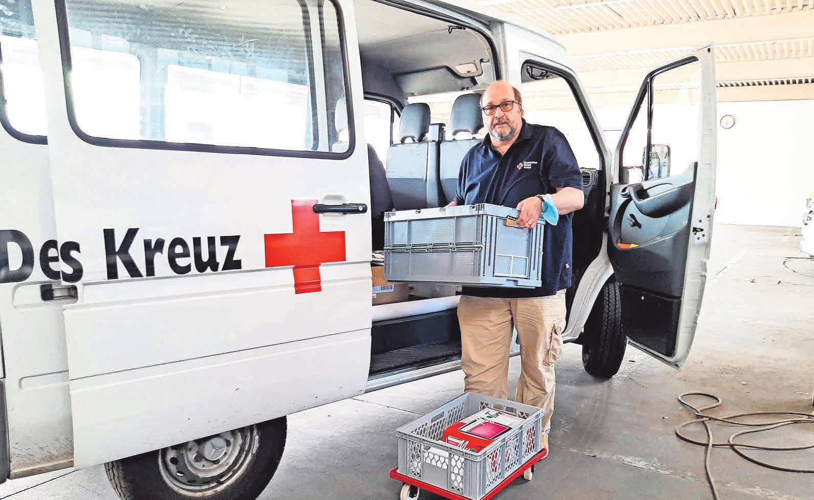 DRK-Chef Achim Rüter bringt die Utensilien aus dem abgebauten Testzentrum ins Lager. DRK-Chef Achim Rüter bringt die Utensilien aus dem abgebauten Testzentrum ins Lager.