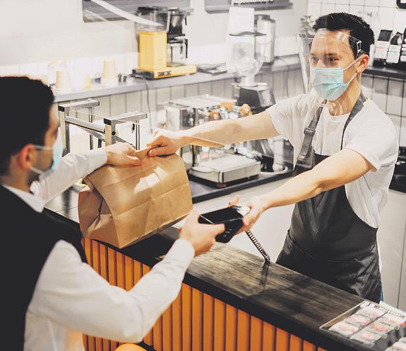 Bei Click & Collect wird die Bestellung – etwa ein leckeres Essen – vor Ort abgeholt Bild: muse studio/stock.adobe.com Bei Click & Collect wird die Bestellung – etwa ein leckeres Essen – vor Ort abgeholt Bild: muse studio/stock.adobe.com