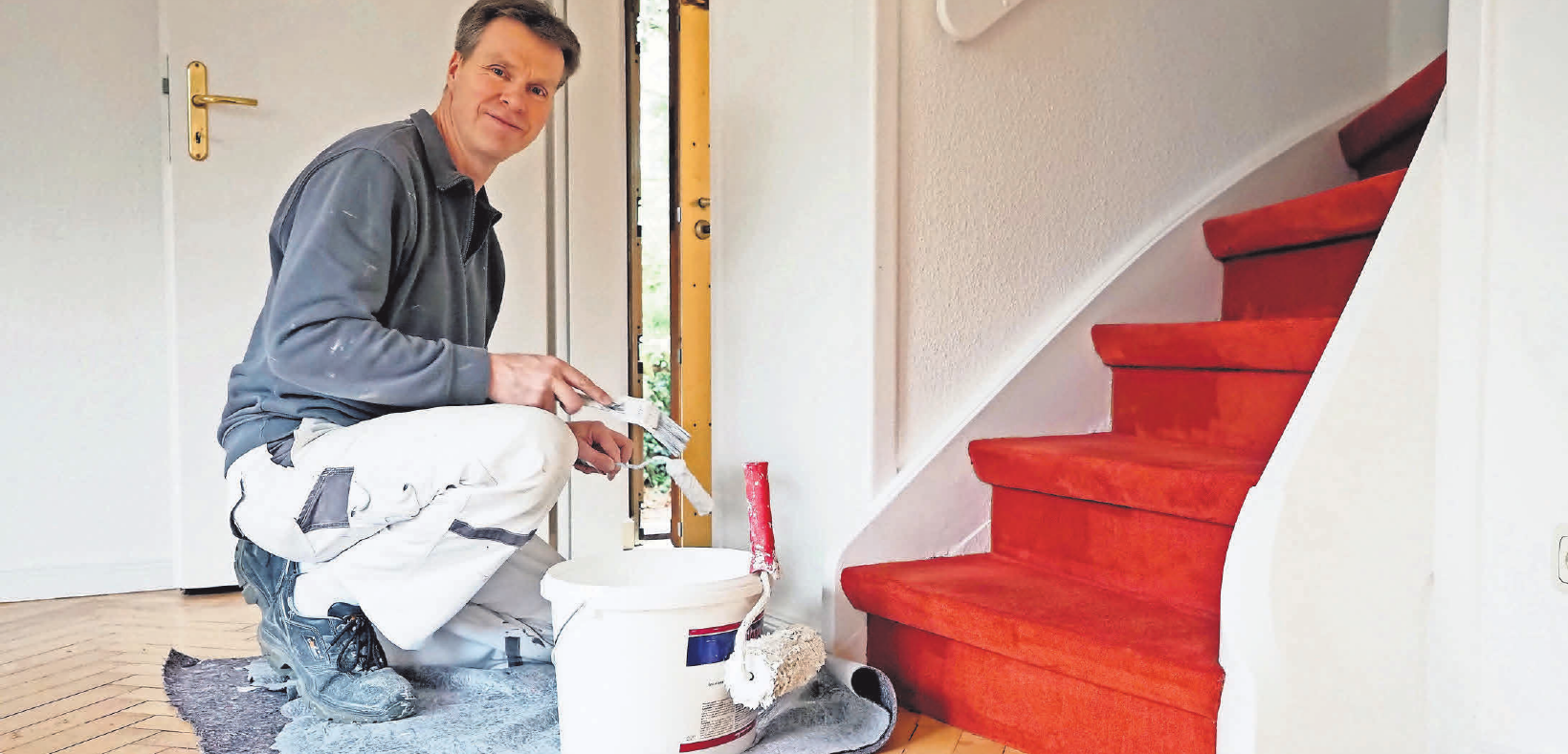 Der Frühling kann kommen: Geselle André Freitag streicht ein Wohnzimmer in reinweiß. Foto: Helge Normann Der Frühling kann kommen: Geselle André Freitag streicht ein Wohnzimmer in reinweiß. Foto: Helge Normann
