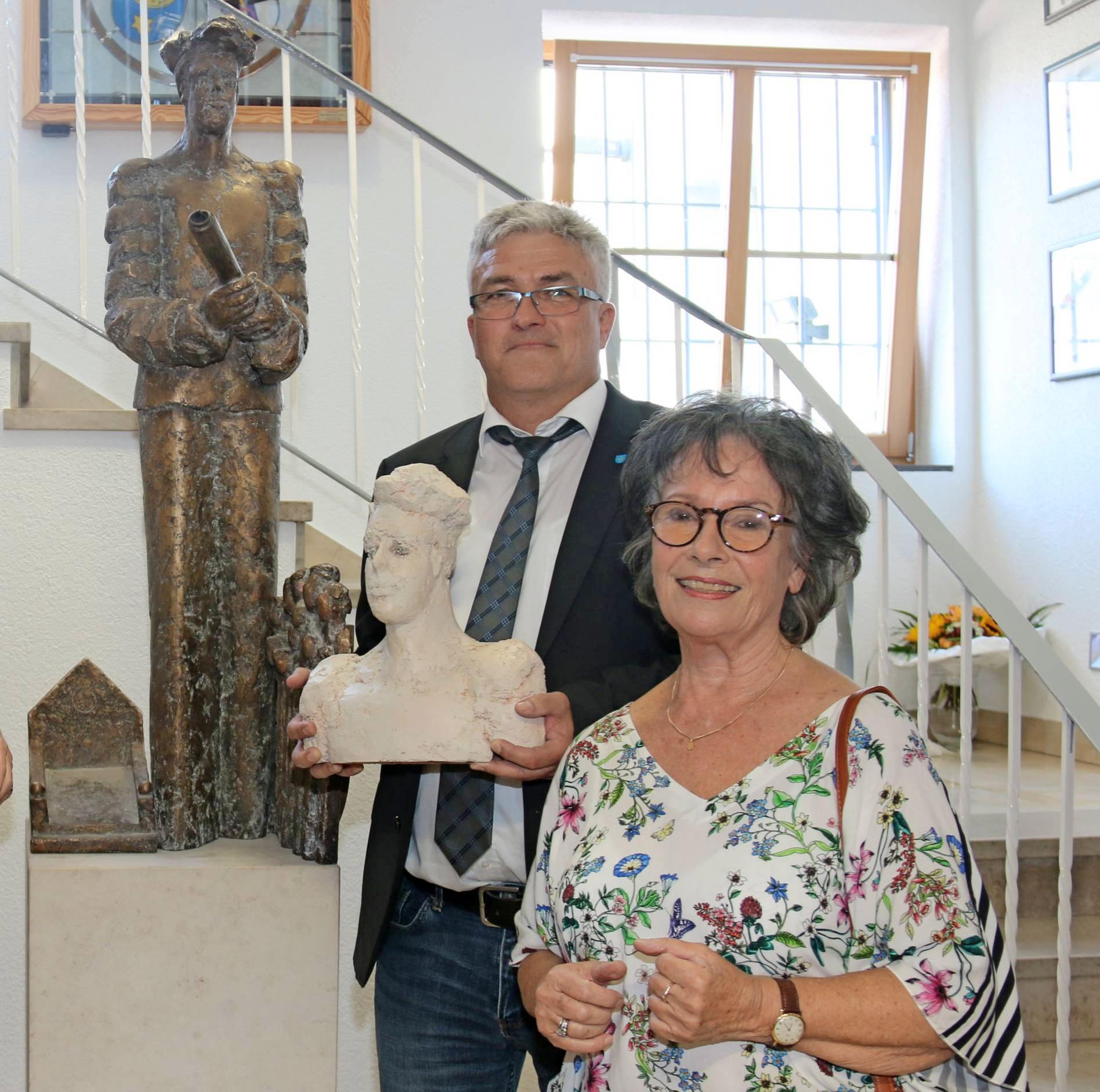 Eberwin ist nach Hause zurückgekehrt: Bildhauerin Ingrid Jäger bei der offiziellen Übergabe der neuen Skulptur an Ortsvorsteher Andreas Gastgeb. Foto: privat Eberwin ist nach Hause zurückgekehrt: Bildhauerin Ingrid Jäger bei der offiziellen Übergabe der neuen Skulptur an Ortsvorsteher Andreas Gastgeb. Foto: privat