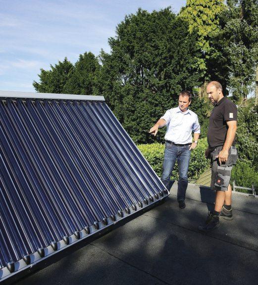 Ein Solarthermie-Systemnutzt die kostenlose Energie der Sonnenstrahlen. Ansprechpartner für die ökologisch sinnvolle Unterstützung der Heizungsanlage sind die Innungsfachbetriebe. Bild: BDH/ZVSHK/txn