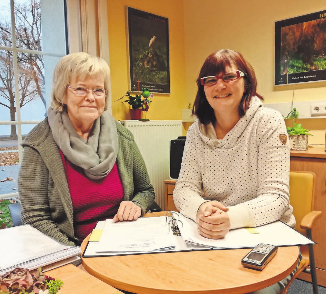 Stabwechsel im Seniorenwerk in Ahlten: Regina Dedden (links) übergibt die Leitung an ihre Nachfolgerin, Simone Habben. Stabwechsel im Seniorenwerk in Ahlten: Regina Dedden (links) übergibt die Leitung an ihre Nachfolgerin, Simone Habben.