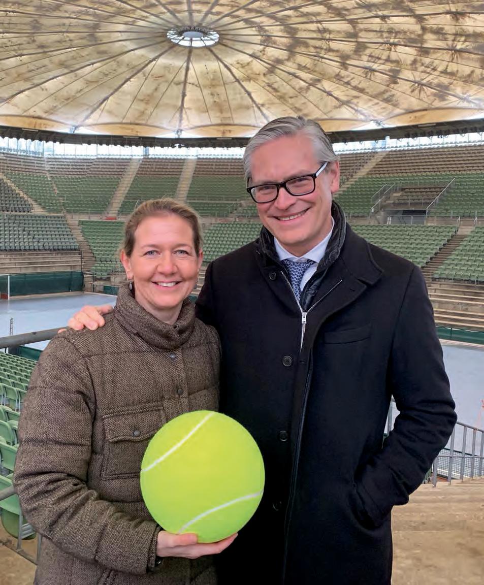 Die neue Turnierchefin der Hamburg Open, Sandra Reichel, freut sich über das Engagement von Alexander Otto und über ein neues Center Court Dach. Dies sieht nun langsam wirklich ramponiert aus. Foto Reichel Group